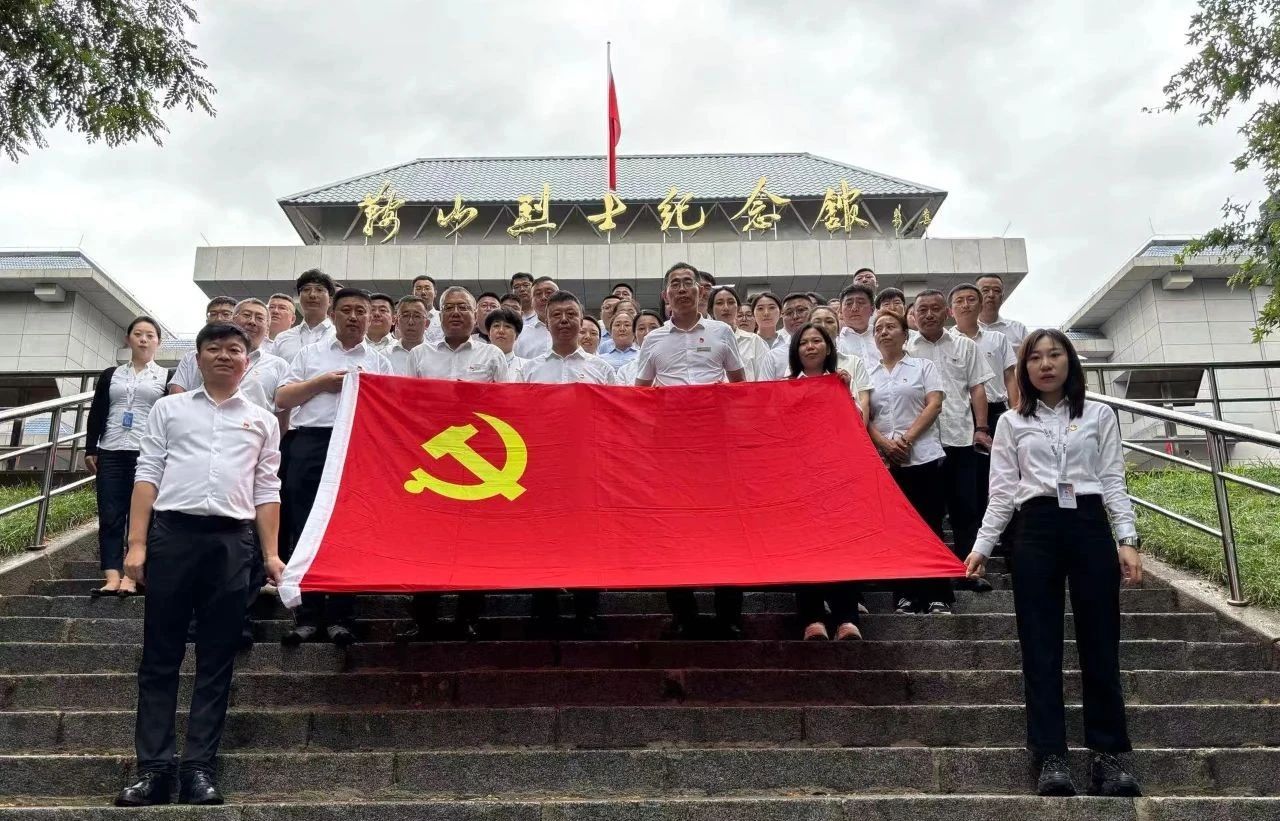 尊龙集团、公服集团开展“忆初心、强党性、转作风、建新功”庆“七·一”主题党日活动